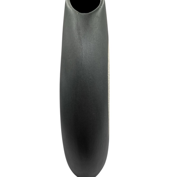 Gray Vase with white Etchings Signed 8”tall 7”wide 2”opening - Picture 4 of 9